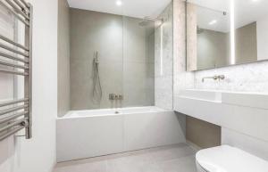 Een badkamer bij Stylish 1-Bed Apartment in London