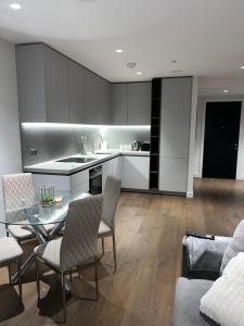 Dapur atau dapur kecil di Stylish 1-Bed Apartment in London