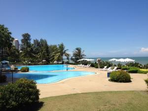 a large swimming pool next to the ocean at Beach Holiday in Cha Am
