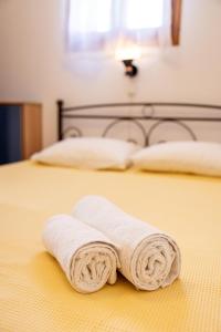 twee handdoeken op een bed bij House for two!! in Angairiá