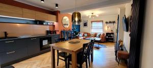 Dapur atau dapur kecil di Hamilton Place Beautiful holiday house in a prime location