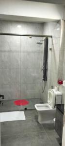 Kylpyhuone majoituspaikassa 3 bedroomed serviced apartment in Nyali, Mombasa