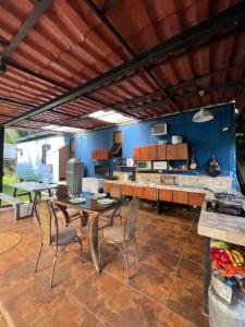 a kitchen with a table and chairs in a room at La Perla de Cobano in Puntarenas