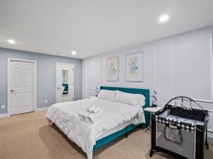 ein Schlafzimmer mit einem Bett mit einem blauen Bettrahmen in der Unterkunft 3 Bedroom Hot Tub w/ Private Movie Theater in Basye