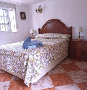 un dormitorio con una cama con un animal de peluche en El Azahar en Sevilla