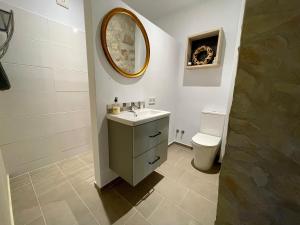 ein Bad mit einem Waschbecken und einem WC in der Unterkunft El bufon de la corte in Carratraca
