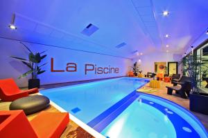 einen Pool in einem Hotelzimmer mit einem Pisco-Schild in der Unterkunft Résidence La Chaize in Noirmoutier-en-l'lle
