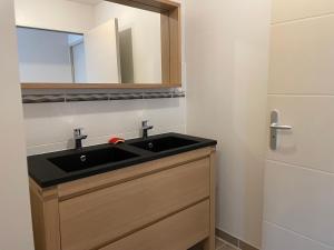 Ванная комната в A 15km du Mont-Saint Michel +21 фотография