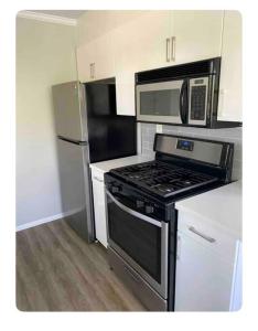 a kitchen with a stove and a microwave at Gorgeous 1 bedroom Beverly Hills in Los Angeles