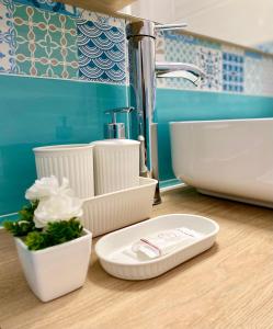 een badkamer met een wastafel en een toilet op een aanrecht bij Casa Esperanza in Procida