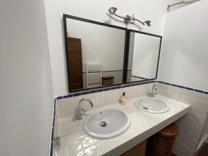 A bathroom at Adrados Mar de Pinos en las Hoces del Río Duraton Még 18 kép
