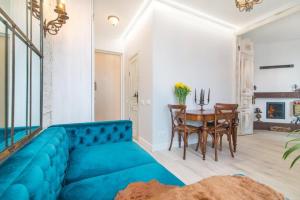 un canapé bleu dans un salon avec une table dans l'établissement Spectacular river view apartment, à Vilnius 17 autres photos