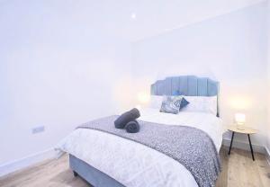 una camera da letto con un letto con un orsacchiotto sopra di Shaw Heath Cottage - Charming Holiday Home In the Heart of Stockport a Stockport