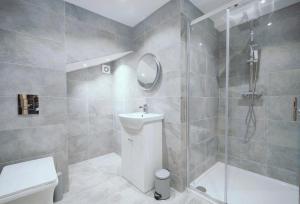 ein Badezimmer mit Dusche, Toilette und Waschbecken in der Unterkunft Shaw Heath Cottage - Charming Holiday Home In the Heart of Stockport - Free Parking in Stockport + 19 Fotos