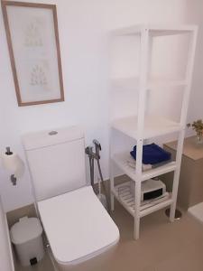 Camera bianca con servizi igienici e mensola di 1 linea playa Islantilla a Islantilla