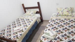 dos camas sentadas una al lado de la otra en una habitación en Hostal "Agua Dulce", en Samaipata