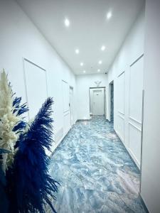 a hallway with a marble floor and a door at MARVIT CENTRAL LUXURY in Naples