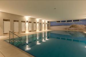 Басейн в или близо до CuxHeaven modernes Studio-Apartment direkt am Meer mit Pool, Sauna und Massage
