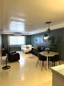 CRIB 217 SUBIC BAY - Modern Fresh Condo في اولونجابو: غرفة معيشة مع أريكة وطاولة