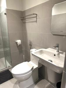 CRIB 217 SUBIC BAY - Modern Fresh Condo في اولونجابو: حمام مع مرحاض ومغسلة