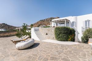 una casa bianca con scale e un edificio di Ocean Blue Villa by LLB - Beach in 6min walking a Mykonos Città