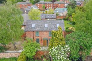uma vista aérea de uma casa de tijolos com árvores em Rainbow House - Entire Place em Lutterworth
