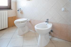 La salle de bains est pourvue de toilettes et d'un bidet. dans l'établissement Casa Graziosa, à Nurachi