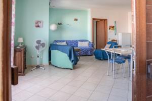 - un salon avec un canapé et une table dans l'établissement Casa Graziosa, à Nurachi