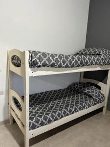 - deux lits superposés dans une chambre dans l'établissement Cabañas Autodromo, à Termas de Río Hondo
