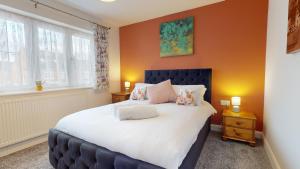 Ένα ή περισσότερα κρεβάτια σε δωμάτιο στο 8 double beds in a 5 bedroom house, pets welcome