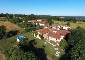 una vista aérea de una granja con una casa en Tranquille Vienne Gites, en Chirac