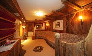 ein Schlafzimmer mit einem Bett in einem Zimmer mit Holzwänden in der Unterkunft Residence Ciasa Morin in Kurfar