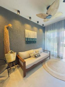 a living room with a couch and a ceiling at Casa Salga Patacho F003 - Rota Ecológica de São Miguel dos Milagres in Pôrto de Pedras