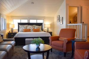アシュランドにあるMcCall House Boutique Hotelのベッドルーム1室(ベッド1台付)、リビングルームが備わります。