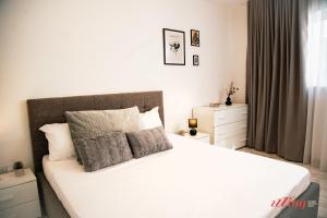 מיטה או מיטות בחדר ב-Mensija Valley Residences