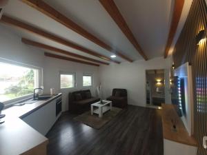uma cozinha e sala de estar com um lavatório e uma mesa em Apartment Oaza em Mostar