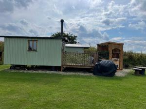 A garden outside Oakley View Shepherds Hut with hot tub