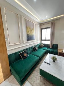 sala de estar con sofá verde y mesa en Luxury appartement in Heart of Casablanca Maarif en Casablanca