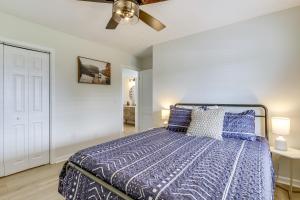 1 dormitorio con 1 cama y ventilador de techo en Dandridge Waterfront Home with Private Boat Launch, en Dandridge
