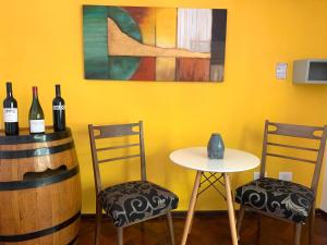 2 Stühle und ein Tisch mit 2 Flaschen Wein in der Unterkunft Habitación En España 1512 in Mendoza