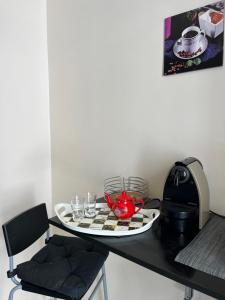 una mesa con un plato de comida encima en Luxury appartement in Heart of Casablanca Maarif en Casablanca