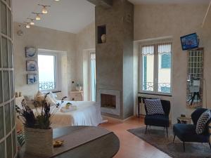 ein Wohnzimmer mit einem Bett und einem Kamin in der Unterkunft Alla Porta Rossa in Manarola