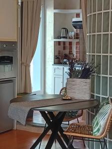 Alla Porta Rossa في مانارولا: غرفة طعام مع طاولة وكراسي في مطبخ