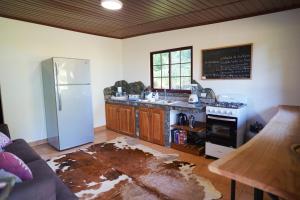 una cocina con suelo cubierto de tierra en Private Tropical Paradise - Gatuncrocs en Cuipo