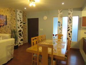 uma cozinha e sala de jantar com mesa e cadeiras em Departamento Jerry em Cochabamba