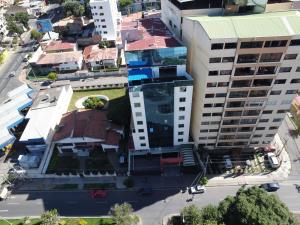 uma vista geral de um edifício numa cidade em Departamento Jerry em Cochabamba