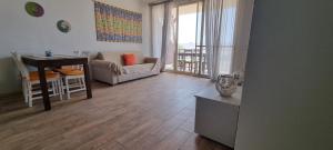 a living room with a table and a couch and a desk at Casa Visto Mar in Sal Rei