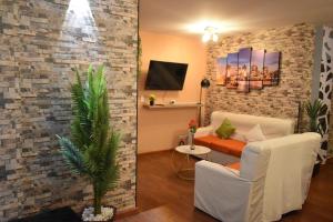 uma sala de estar com uma parede de tijolos e um sofá em Departamento Jerry em Cochabamba