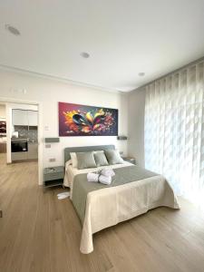 1 dormitorio con 1 cama y una pintura en la pared en COLOMBO SUITE en Cassino