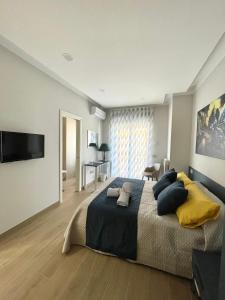 1 dormitorio con 1 cama grande con almohadas amarillas y azules en COLOMBO SUITE, en Cassino